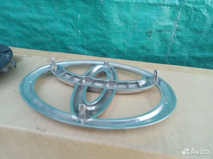 Эмблема решетки радиатор Toyota Fortuner 2015-2020