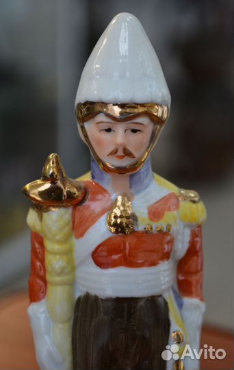 Фарфоровая статуэтка- офицер