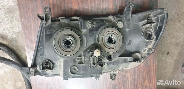 Фара передняя правая Toyota Lend Cruser 100