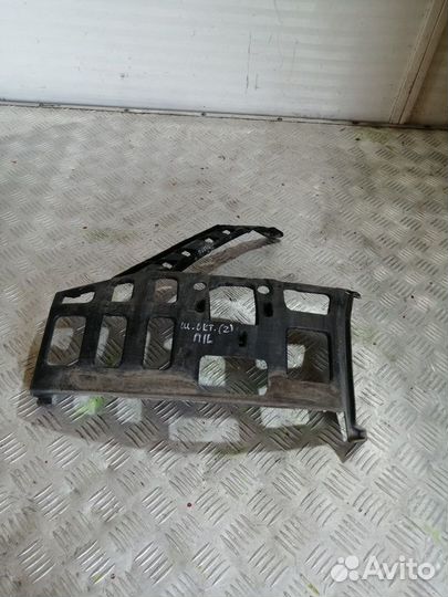 Крепление бампера переднее левое Skoda Octavia 5E