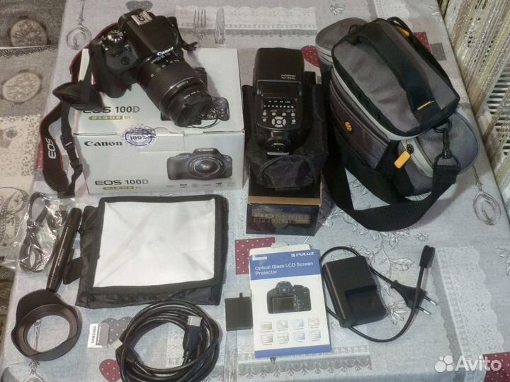 Зеркальный фотоаппарат Canon EOS 100D