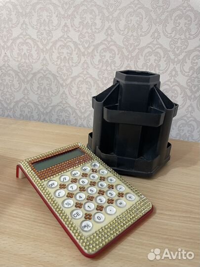 Подставка для канцелярии и калькулятор