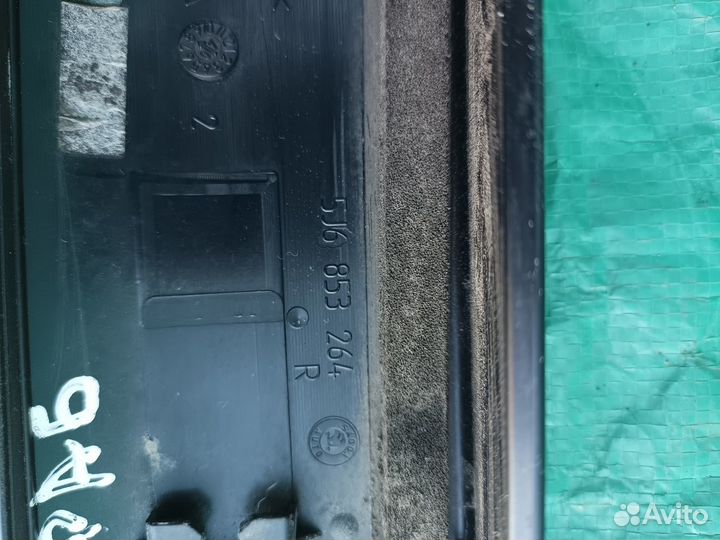 Накладка лобового стекла правая Skoda Fabia 2007+