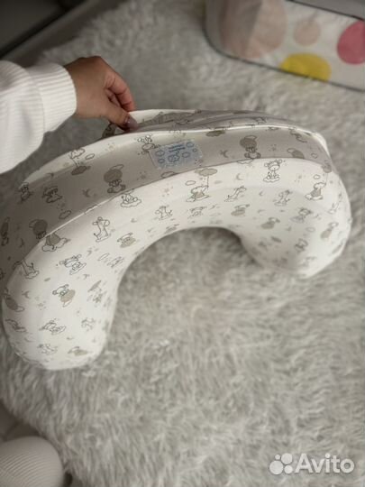 Анатомическая подушка для кормления