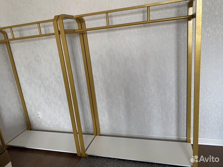 Вешало для одежды с полкой