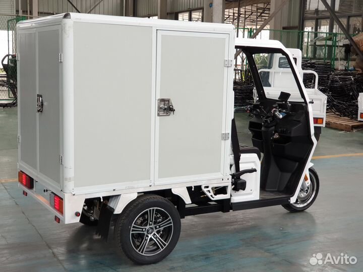Трискутер трицикл грузовой с кабиной, кузовом