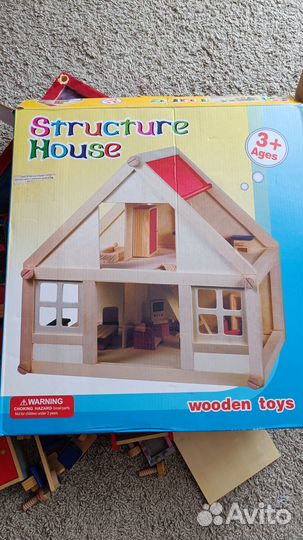 Деревянный кукольный домик с мебелью