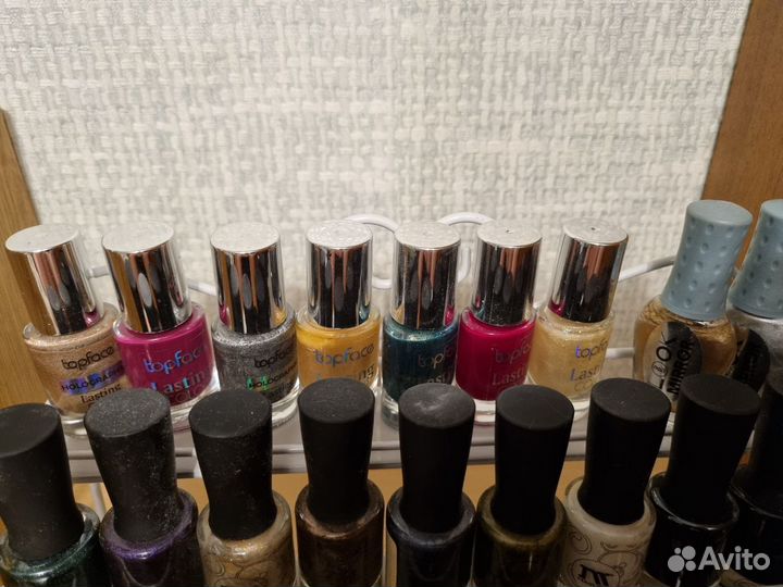 Металлическая трехуровневая полка для лаков и лаки