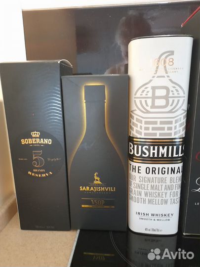 Пустые коробки и бутылки из под элитного алкоголя