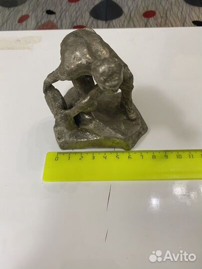 Рабочий с камнем Силумин