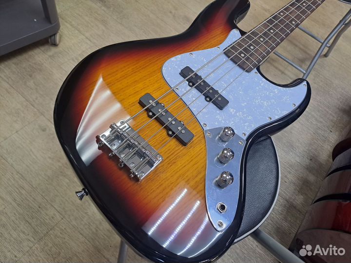 Бас гитара Homage