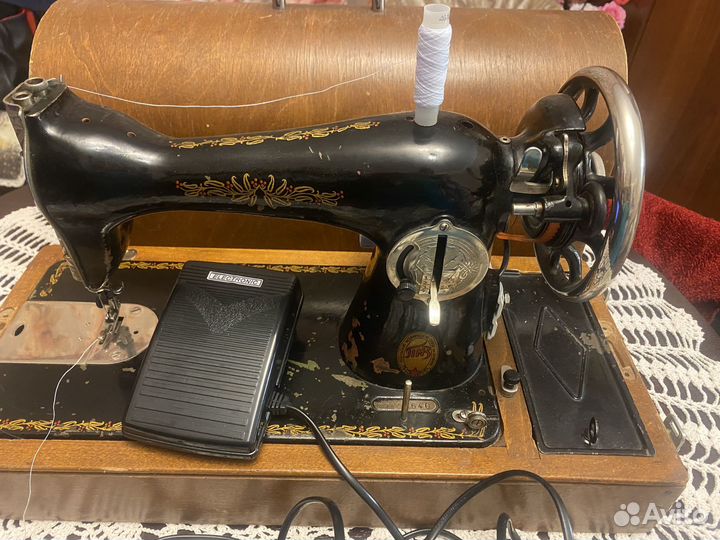 Швейная машинка с электрическим приводом