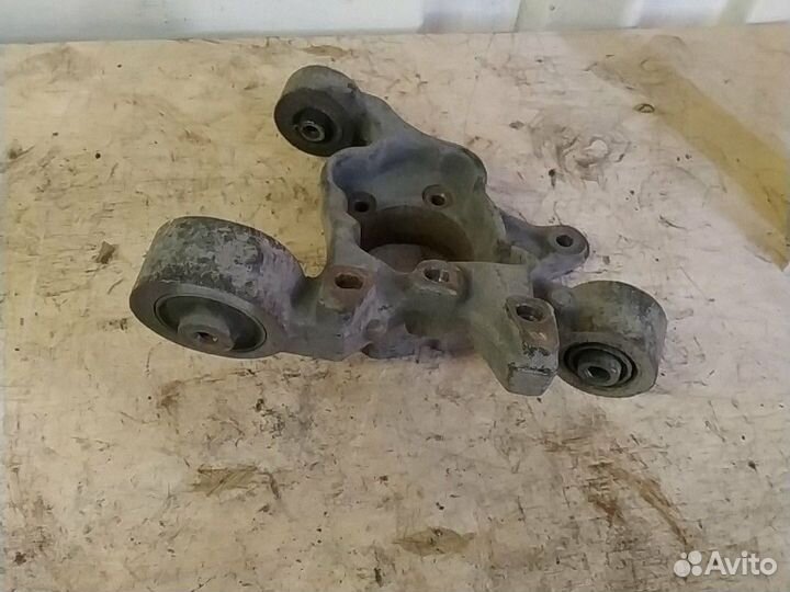 Кулак поворотный левый Dodge Journey