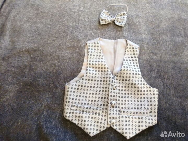 Нарядный костюм (жилетка/бабочка) на мальчика,р.86
