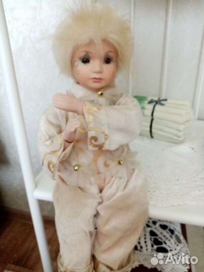 Кукла фарфоровая музыкальная