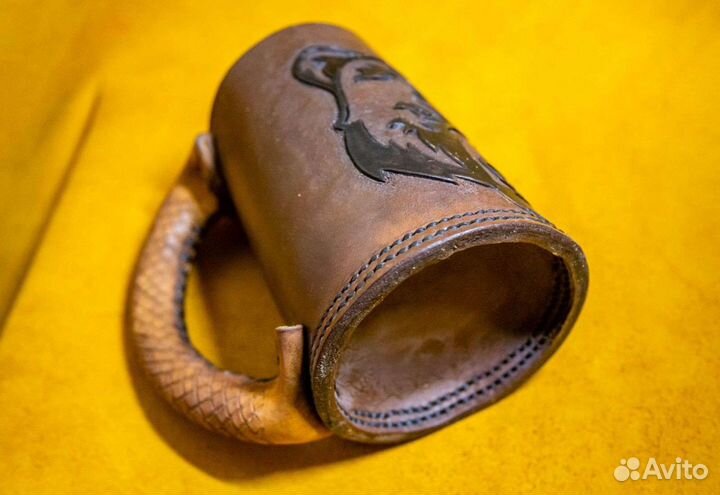 Кружка кожаная питьевая с тиснением 