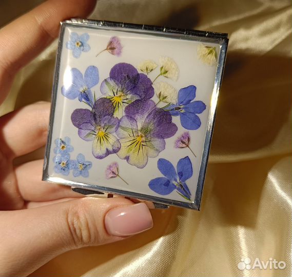 Зеркальце карманное с сухоцветами из смолы