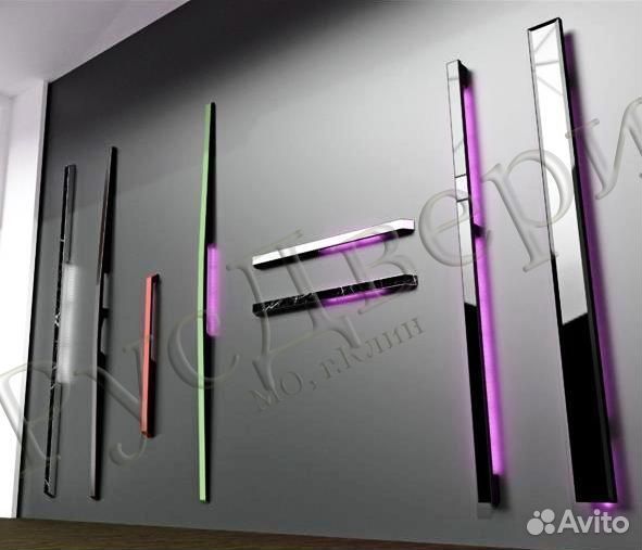 Серая входная дверь с боковым стеклом в дом