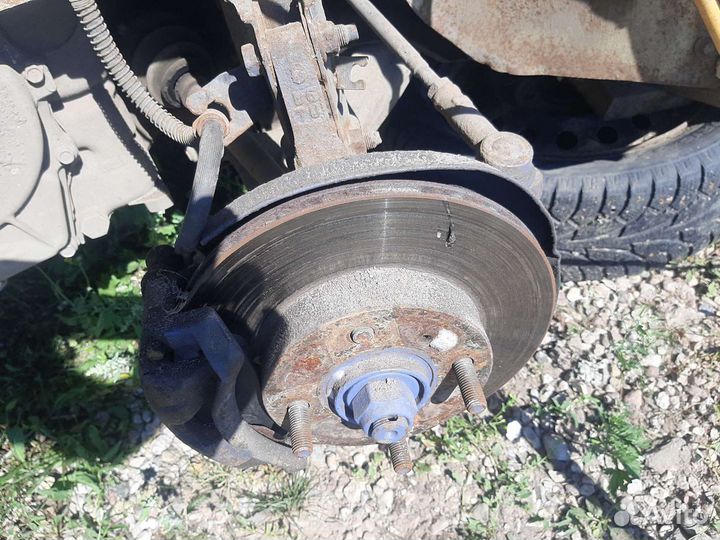 Поворотный кулак Mitsubishi Mirage 1999 год