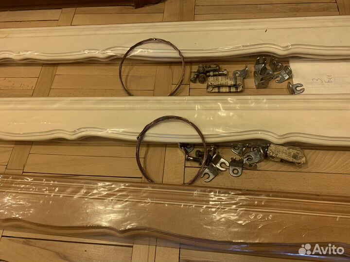 Карнизы новые белые деревянные