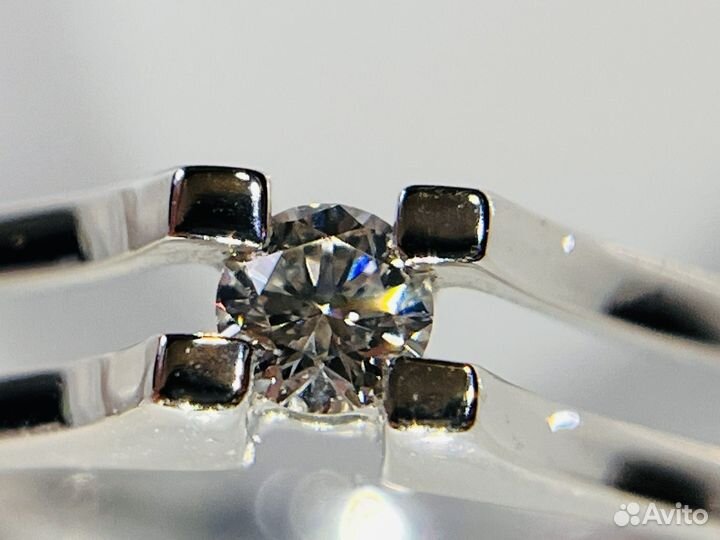 Золотое кольцо с бриллиантом новое