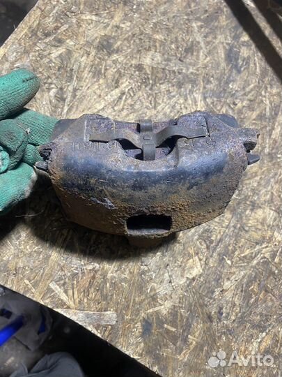 Суппорт передний правый dodge intrepid 2