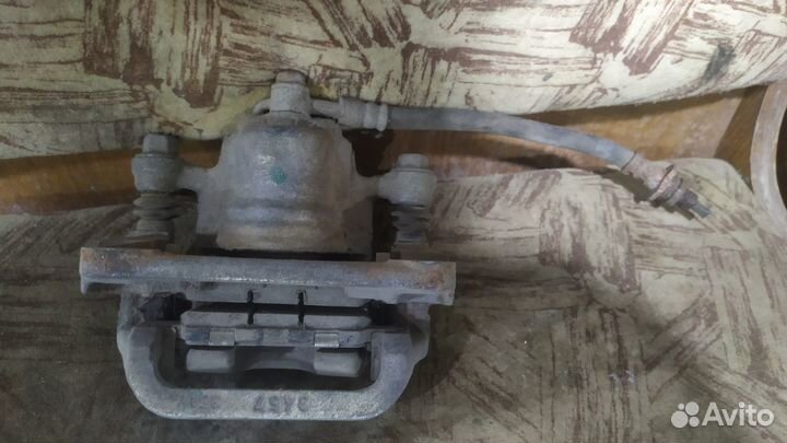 Nissan tiida c11 суппорт задний левый