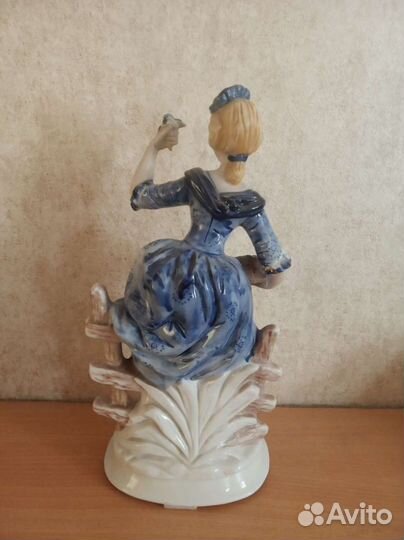 Большая стуэтка фарфор Девушка Цветочница