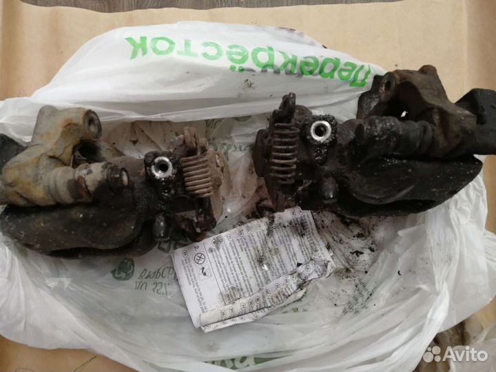 Задний правый суппорт Тойота аурис е150