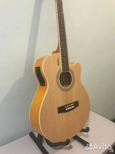 Электроакустическая гитара с подключением