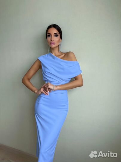 Голубое платье