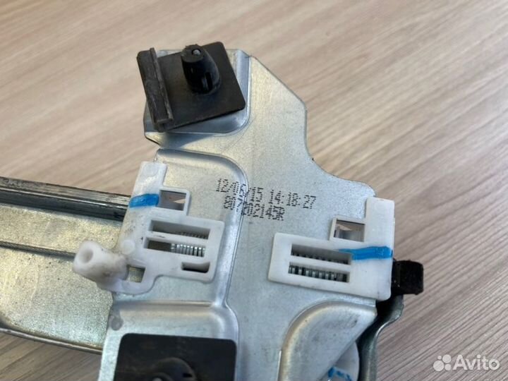 Стеклоподемник передний правый Renault Duster