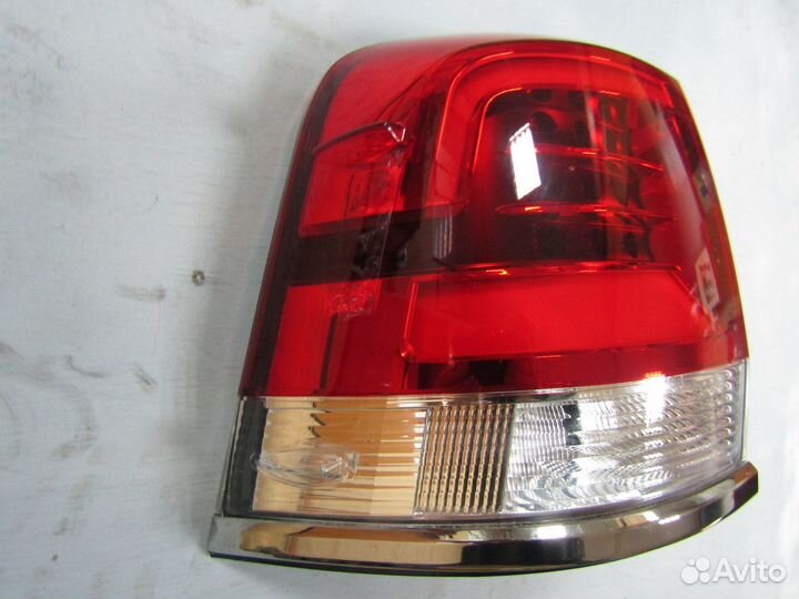Фонарь задний наружный левый Toyota Land Cruiser