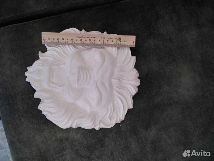 Большой барельеф из гипса лев