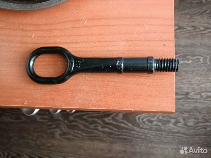 Крюк буксировочный