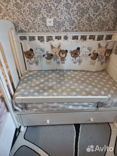 Детская кроватка с маятником