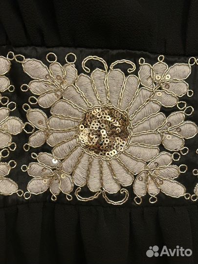 Черное платье с вышивкой