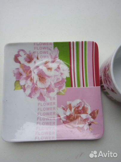 Кофейные чашки с блюдцами