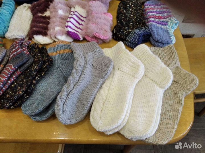 Шерстяные носки вязаные и повязки на голову