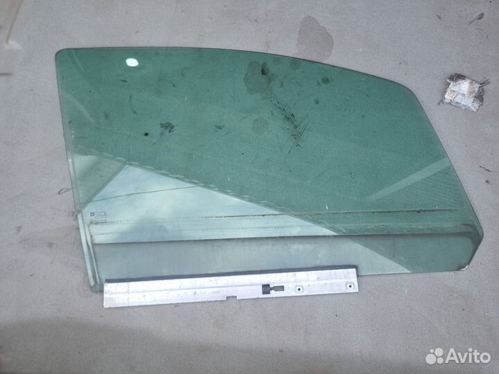 Опель Зафира в стекло двери перед правый