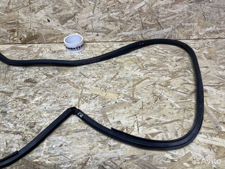 Уплотнитель проёма задний правый Lexus RX II