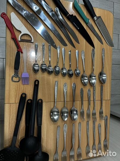 Набор вилок, ложек и ножей