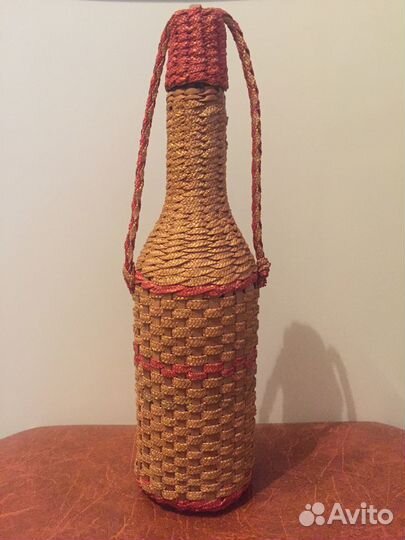 Бутылка стеклянная в плетёном чехле