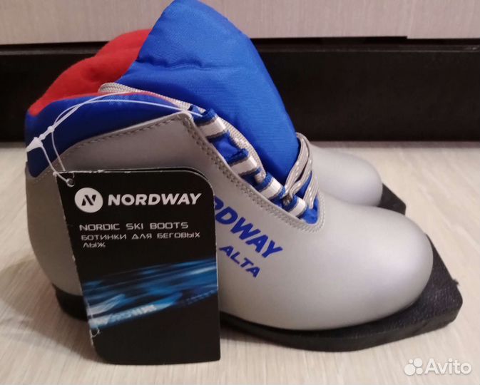 Новые лыжные ботинки (р. 33)