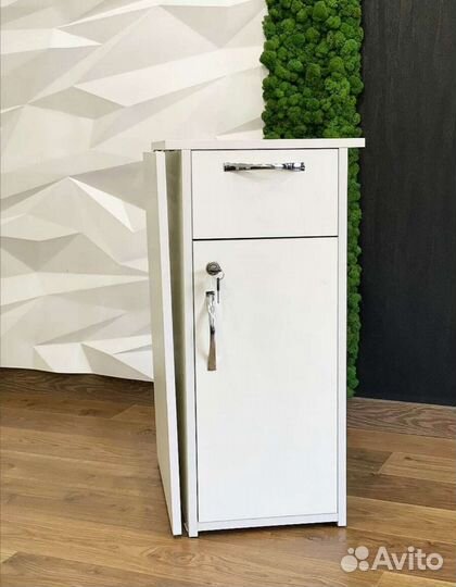 Маникюрный стол