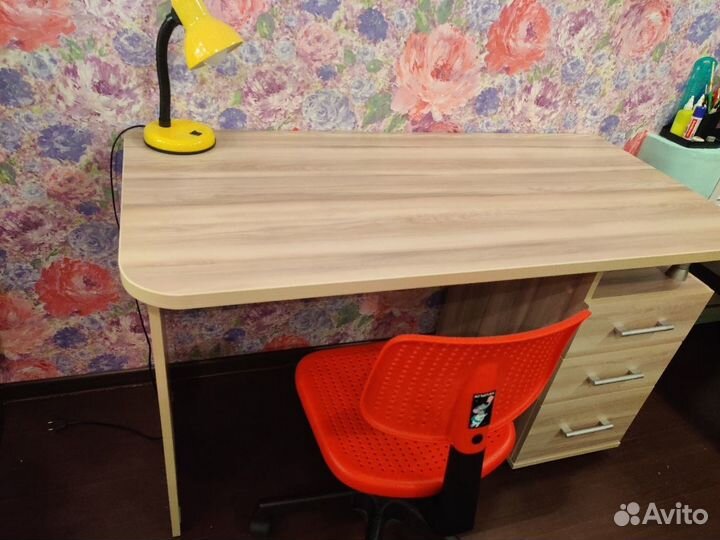 Письменный стол (9 цветов)