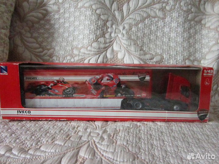 Конструктор, железный человек и модель грузовика