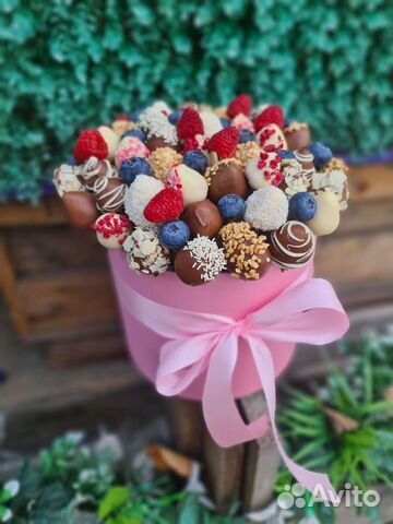 Клубника в шоколаде, доставка цветов, розы