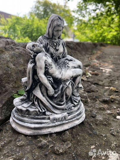 Скульптура Дева Мария с распятым Иисусом Христом