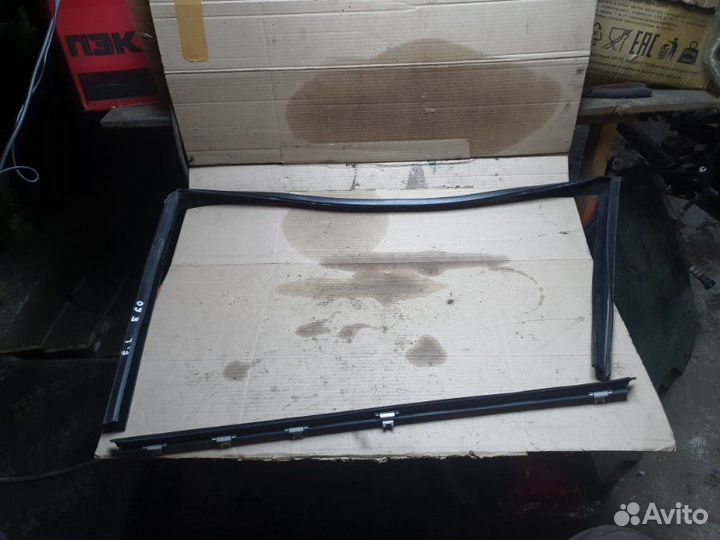 Направляющая стекла двери передняя левая Bmw